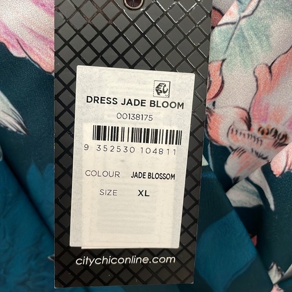 City Chic pretty floral print faux wrap dress! Beautiful!!! NWT - Picture 6 of 7